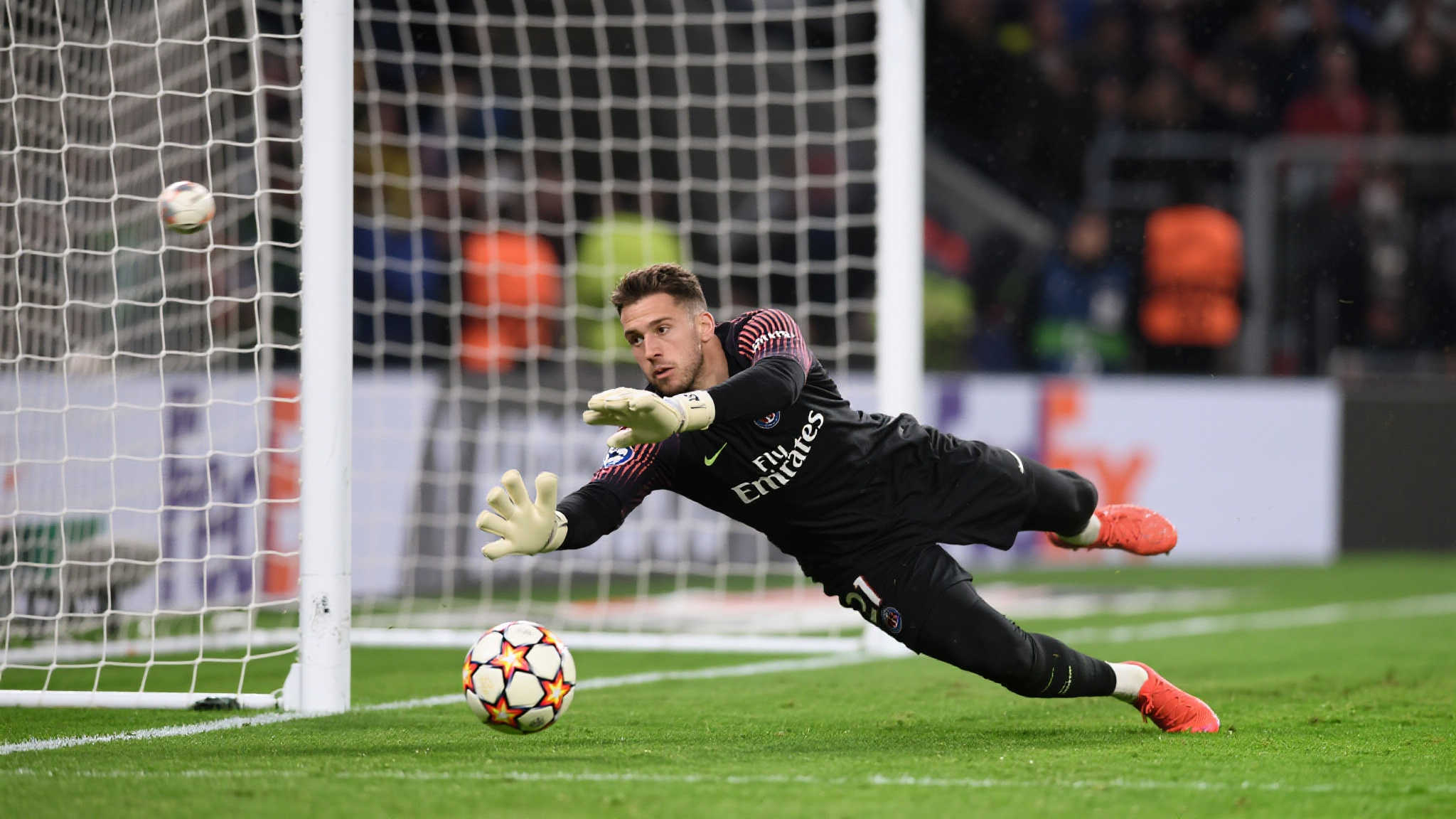 他深知，无论是在正面扑救、精准判断球落点还是快速反